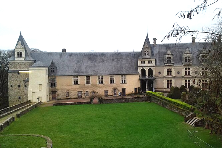 Chateaubriant aire pour camping-cars château cour intérieure