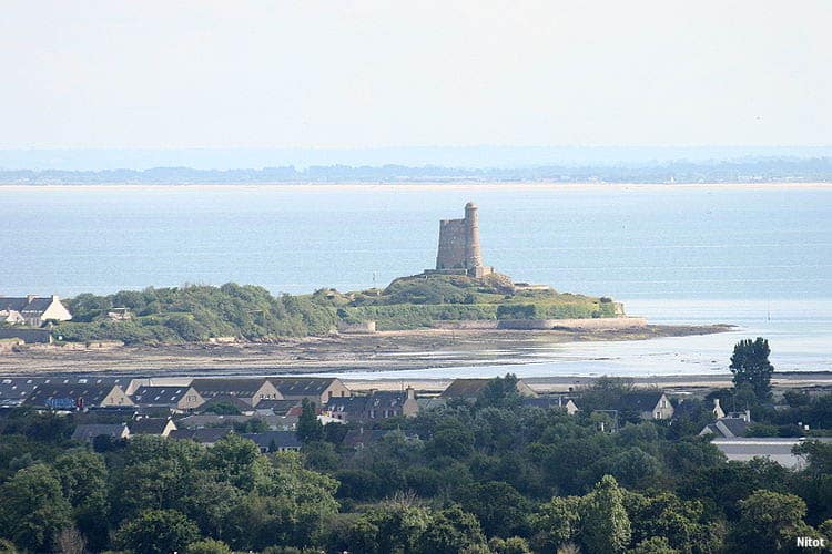 saint-vaast-la-hougue aire camping car vue sur le port et la tour vauban