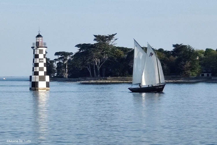 Île Tudy aire pour camping-cars mer