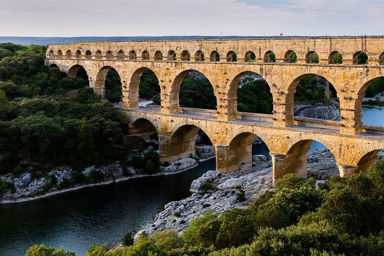 Castillon du Gard aire pour camping-cars prés du pont