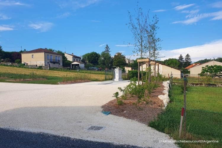 Rochebeaucourt-et-Argentine aire pour camping-cars