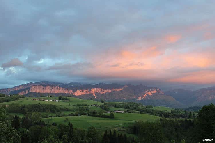 aire de camping-car de Allevard Les Bains, massif de chartreuse au coucher du soleil