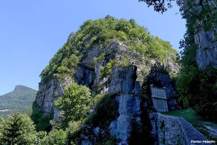 aire de camping-car de Allevard Les Bains, la grotte des échelles