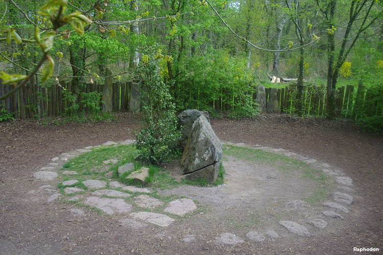 aire de camping-car de Paimpont, le tombeau de Merlin