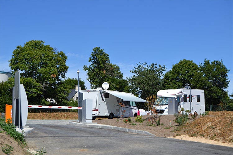 aire de camping-car de la Forêt-Fouesnant, vue sur l'accès au parking