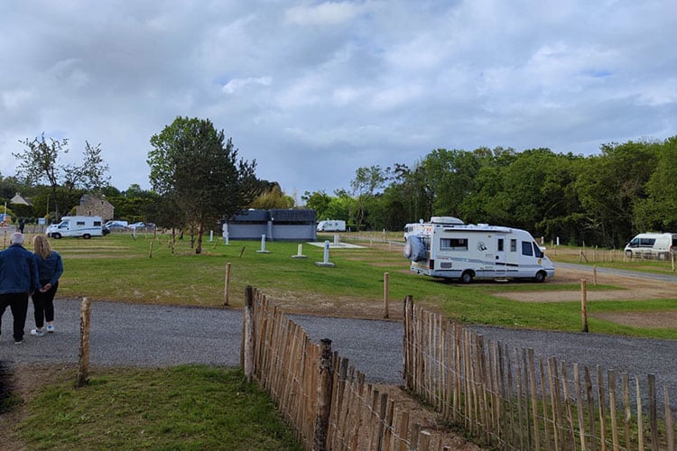 plestin-les-greves-aire-camping-cars-reseau-aireservices(9)