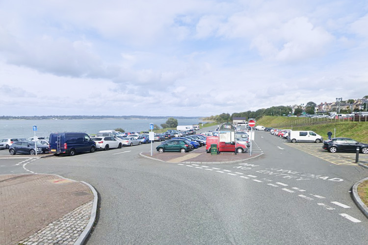 Photo du parking Victoria Dock anciennement le site de Shell, de l'aire pour camping-cars de Caernarfon