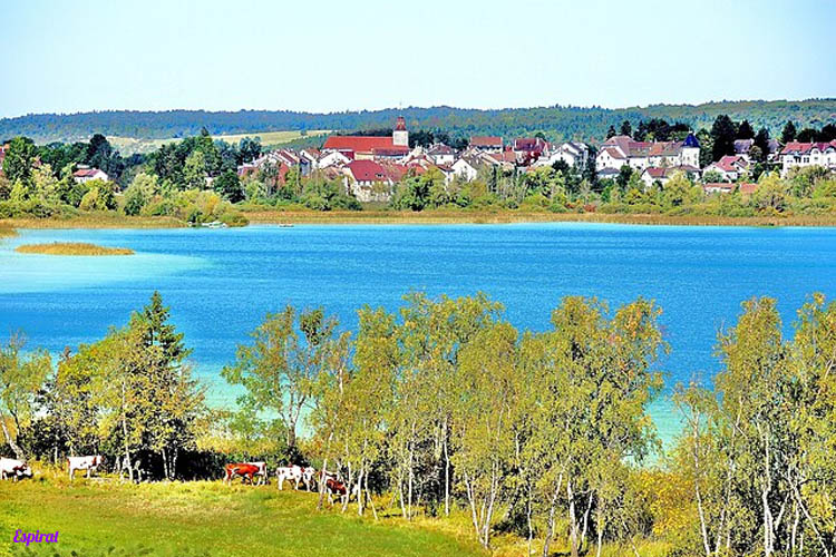 Photo panoramique du lac et du bourg de Clairvaux les lacs