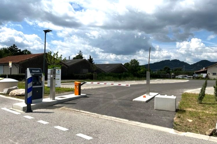 Peyrolle-en-Provence aire pour campings-cars