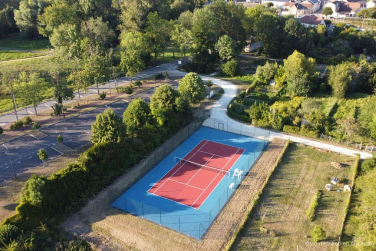 Villedieu sur Indre aire pour camping-cars terrain de tennis