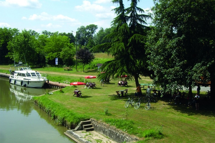 photo de fleury sur loire aire pour camping-cars 1