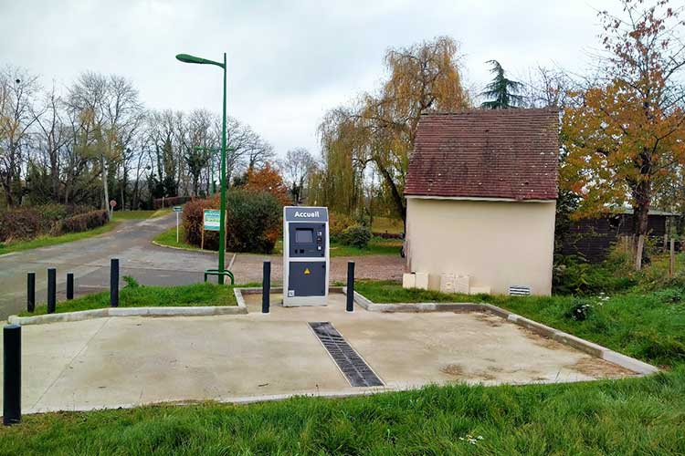 photo de fleury sur loire aire pour camping-cars borne