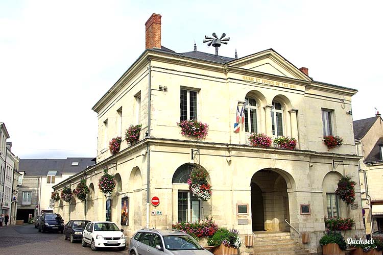 photo bourgueil aire pour camping cars ancienne mairie