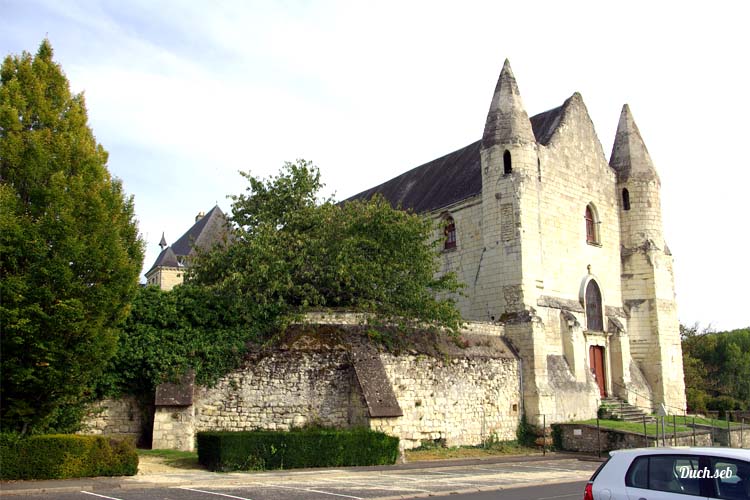 photo bourgueil aire pour camping cars église