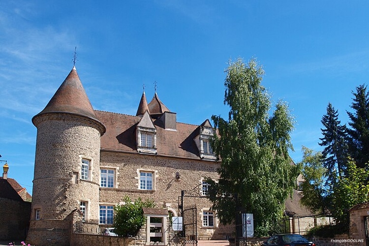 Arany-le-Duc aire pour camping-cars château